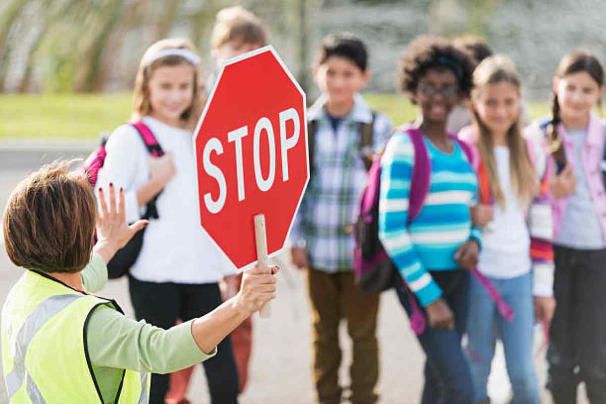 Genitore multato mentre a piedi accompagna il figlio a scuola: il motivo è clamoroso
