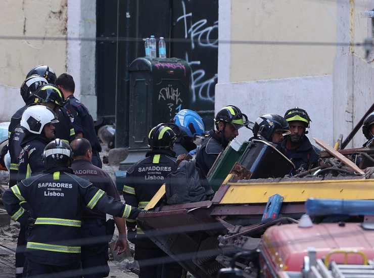I vigili del fuoco al lavoro a Lisbona