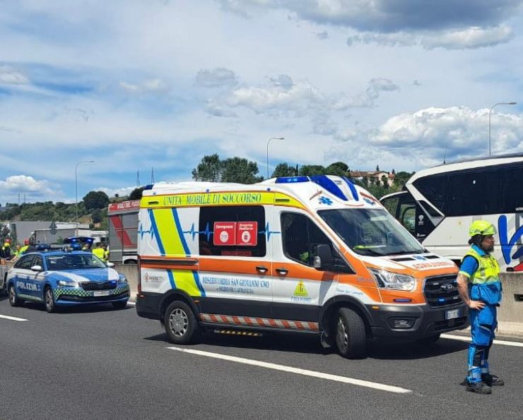 I soccorsi mentre cercano di salvare delle persone in autostrada