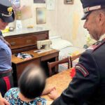 Una povera donna assistita da due carabinieri dopo una truffa