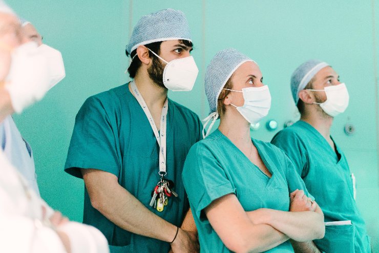 Un gruppo di medici in attesa di visitare un paziente