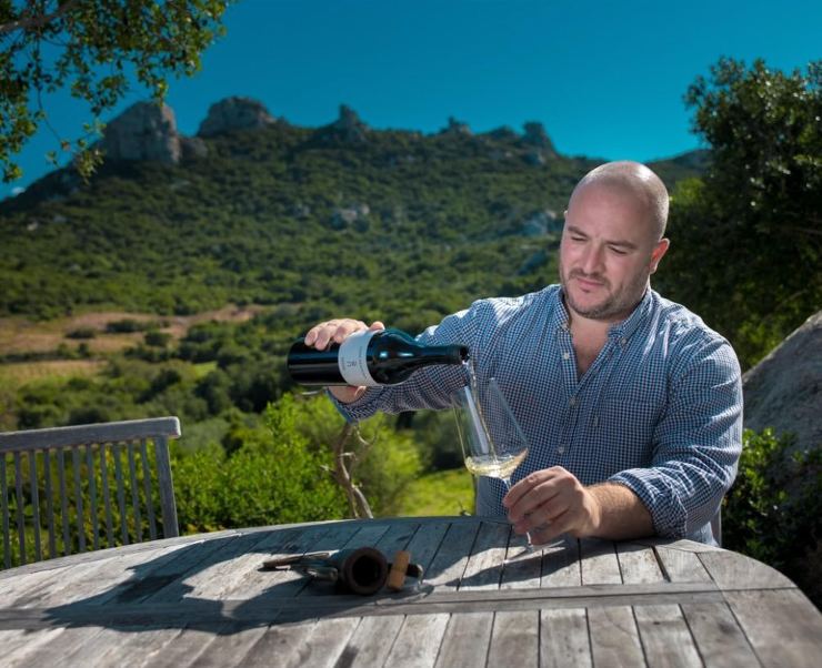 Emanuele Reghedda mentre sponsorizza il suo vino bianco costoso
