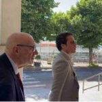 Il figlio di Beppe Grillo, Ciro mentre entra in aula