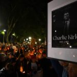 La gente che dedica la veglia a Charlie Kirk, il politico brutalmente assassinato