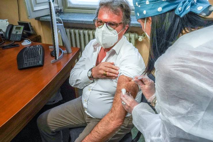 Una visita da parte di un medico di base ad un paziente