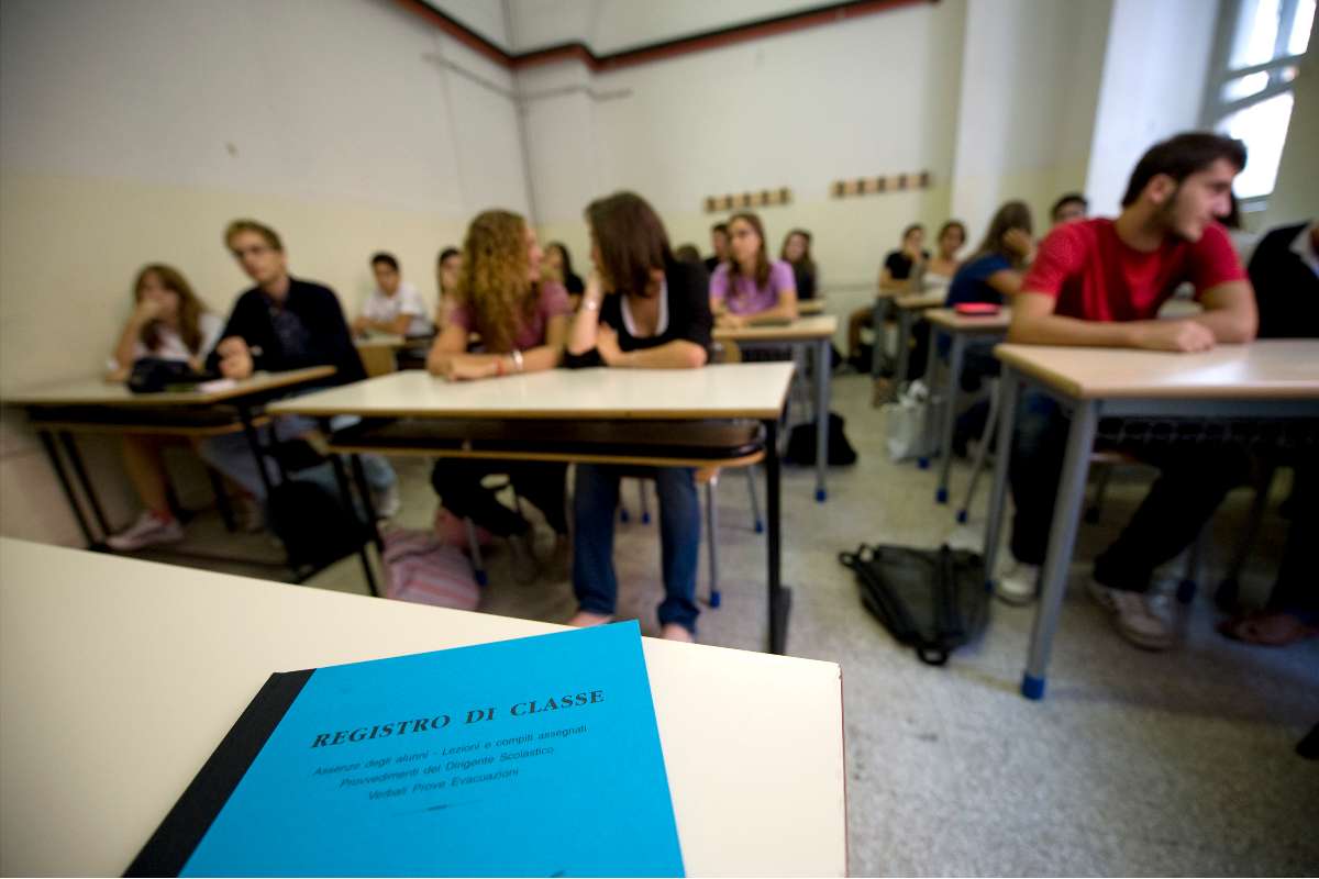 Prof invia messaggi hot ad alunna: poi arriva la proposta shock alla famiglia