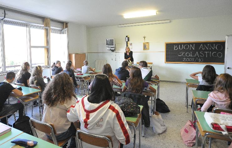 Un momento di confronto tra un professore e i suoi alunni