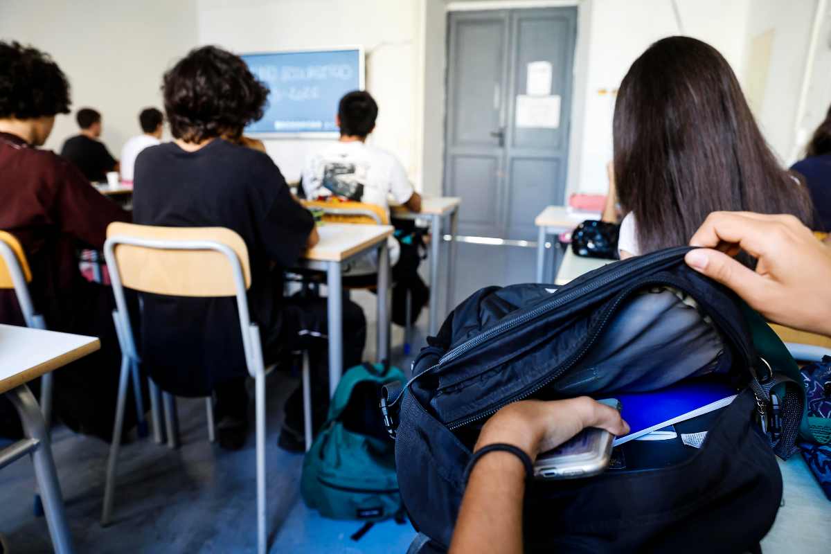Ebbe un bambino con il proprio alunno, insegnante scarcerata: cosa succede ora