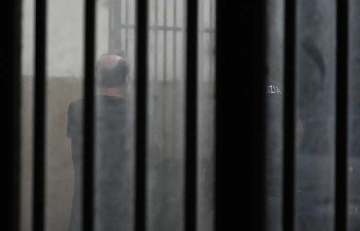 Un'immagine di una persona dietro le sbarre