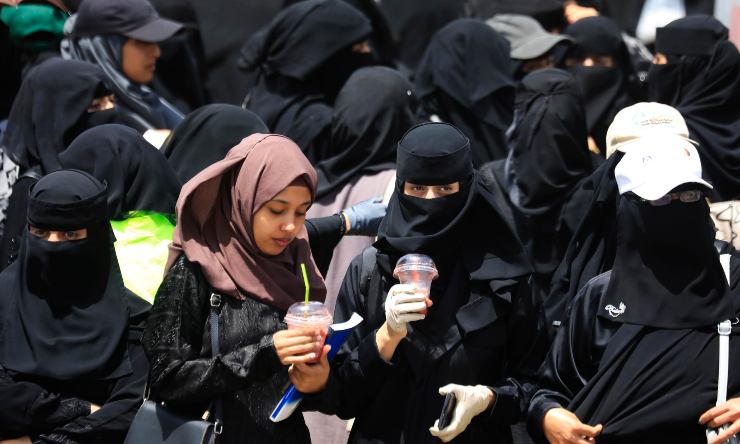 Un gruppo di adolescenti con il Niqab