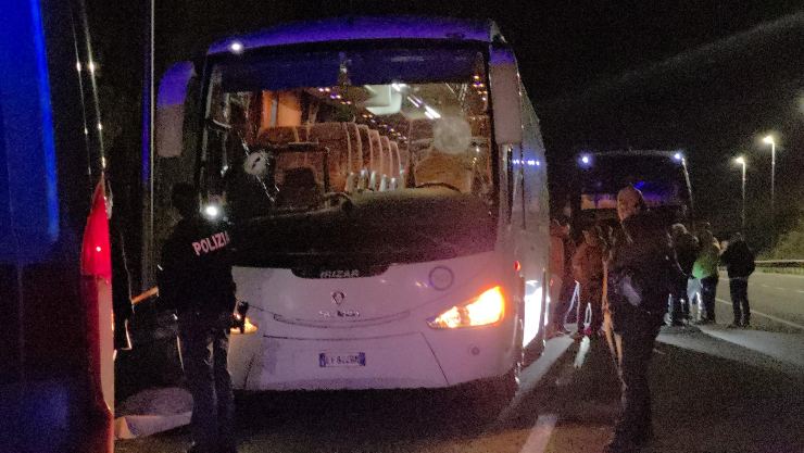 Il pullman colpito