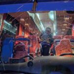 Il pullman della squadra colpito dai sassi