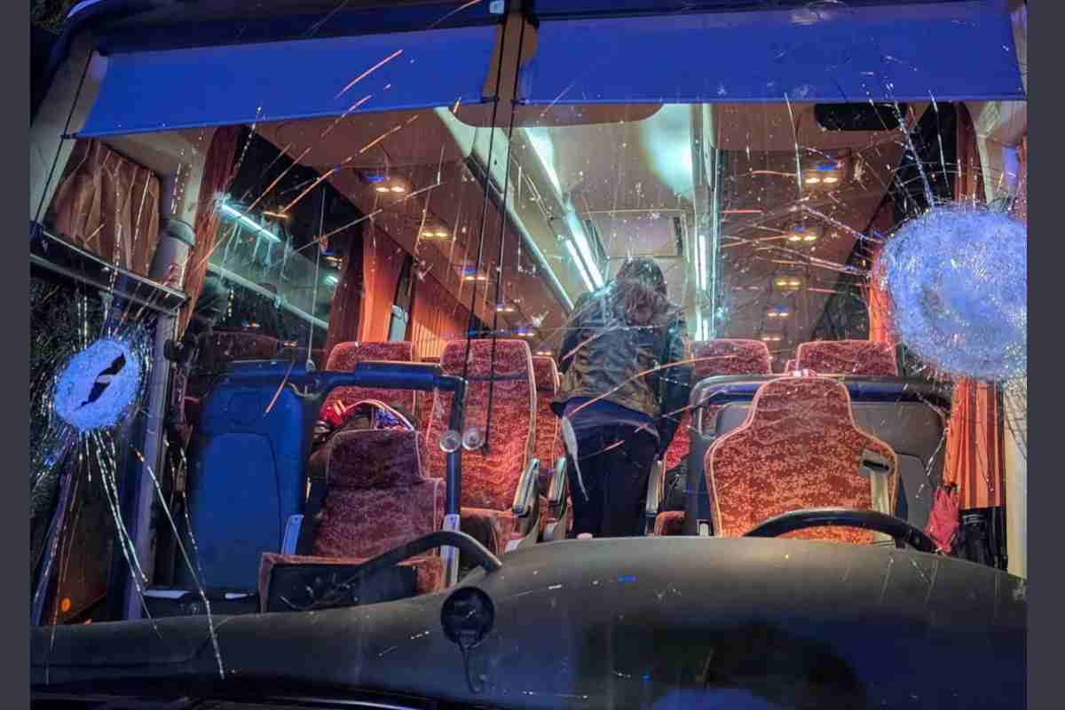 Il pullman della squadra colpito dai sassi