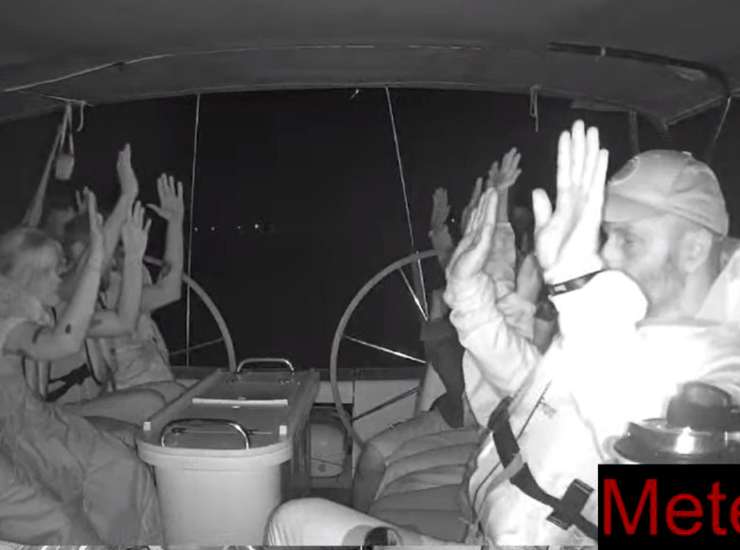 Gli attivisti della Flotilla con le mani alzate