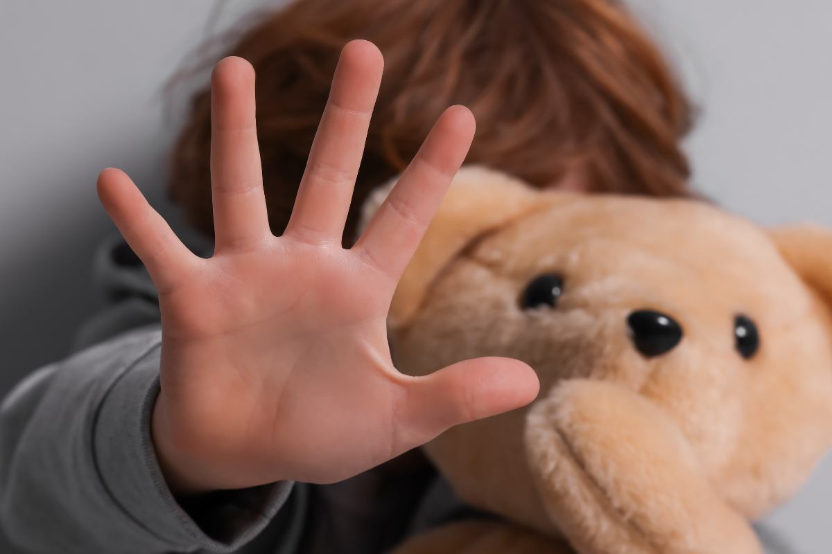 Bambino di 3 anni abusato da un supervisore: il testimone muto per quasi una settimana