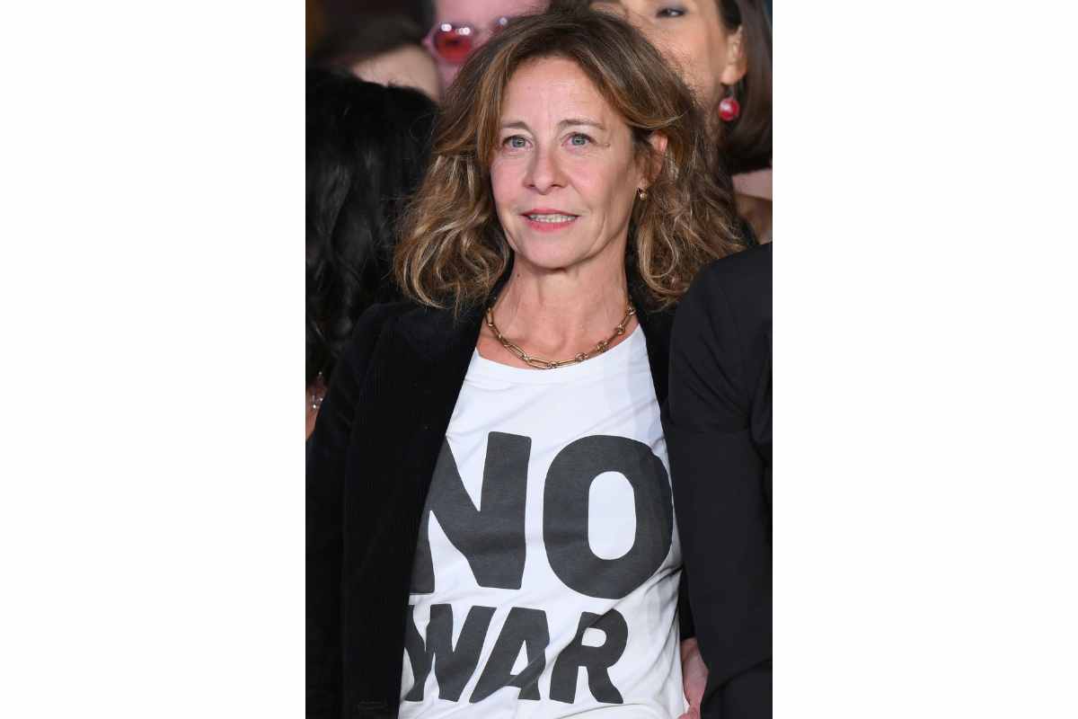 Carlotta Natoli con la tshirt no war