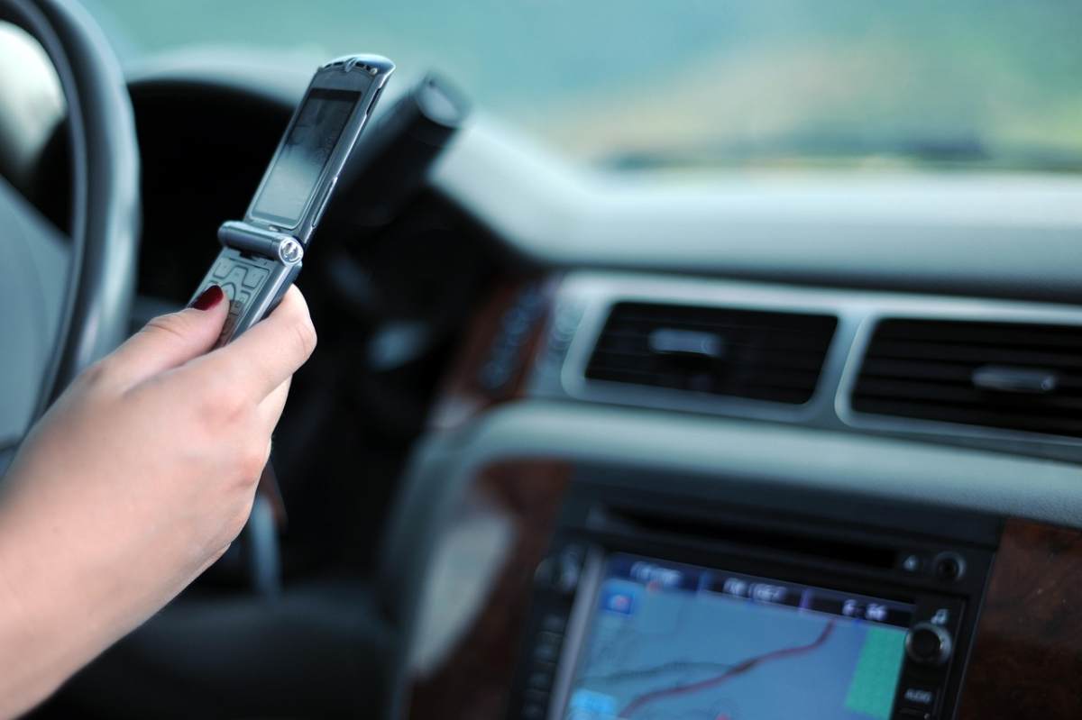 Per l’ottava volta lo fermano col telefonino alla guida: la risposta ai vigili è epica Per l’ottava volta lo fermano col telefonino alla guida: la risposta ai vigili è epica