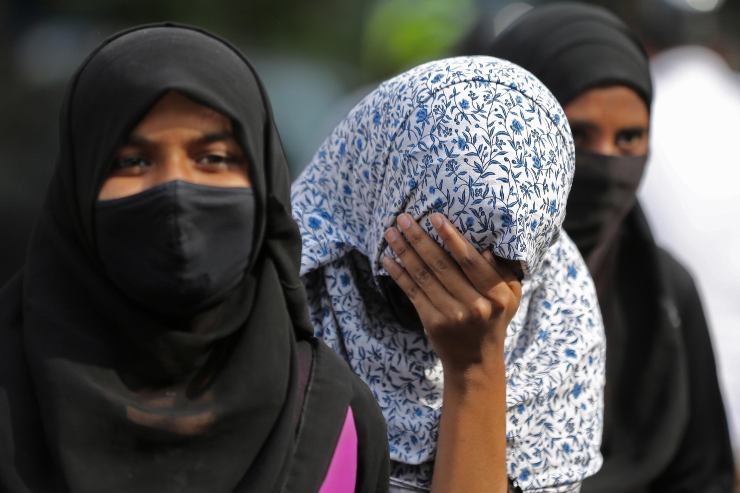 Donne con un velo islamico