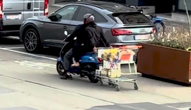 Il carrello trainato da un motorino