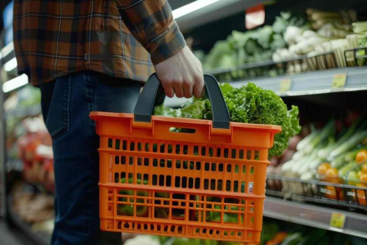 Istat: in Italia la spesa a famiglia resta invariata, ma c’è un dato che preoccupa