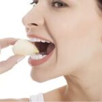 Una donna che mangia aglio