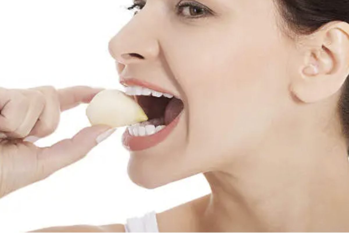 Mangi aglio e vuoi che il tuo alito resti fresco? Basta un semplice alimento Mangi aglio e vuoi che il tuo alito resti fresco? Basta un semplice alimento