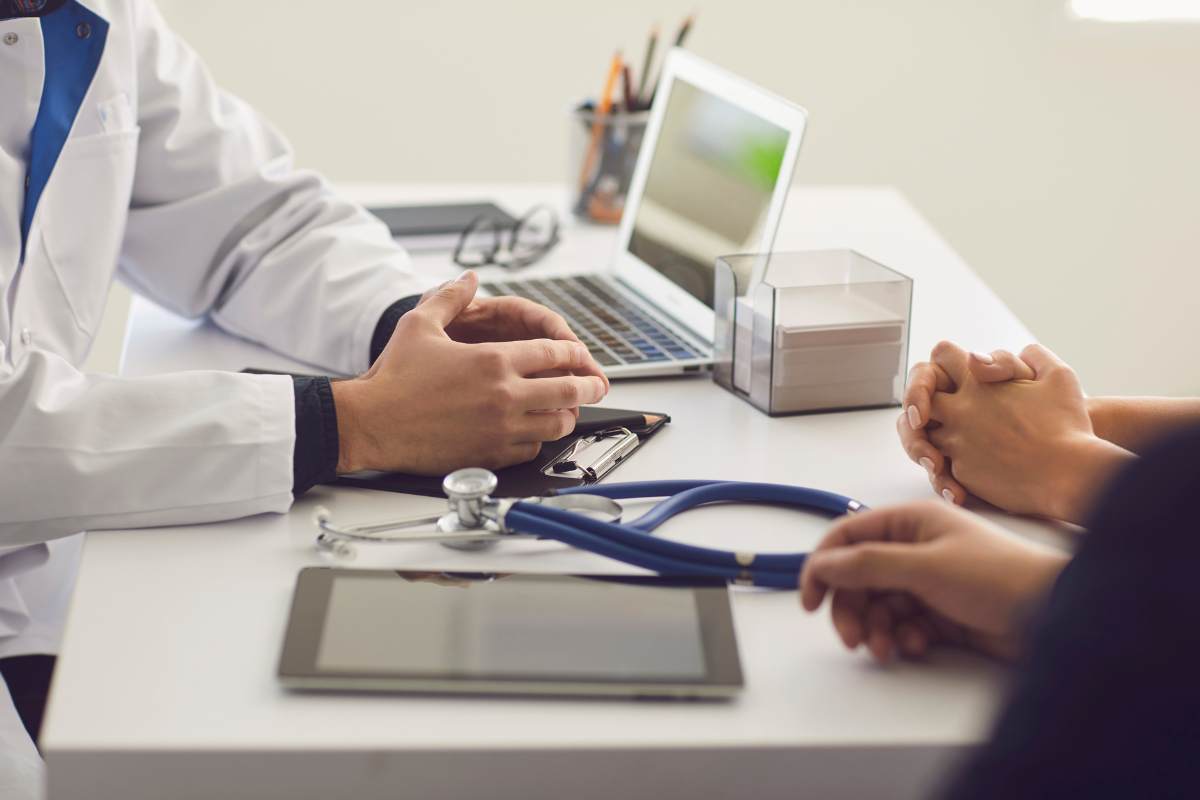 Furia in ambulatorio, paziente sferra un pugno al medico: vendetta in tribunale