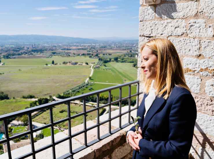 Meloni guarda l'orizzonte