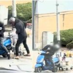 Due uomini caricano un carrello sulla moto