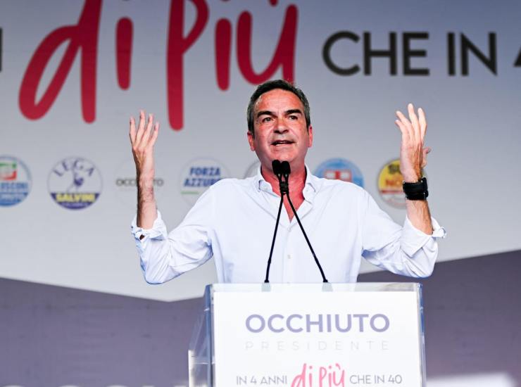 Occhiuto durante una conferenza