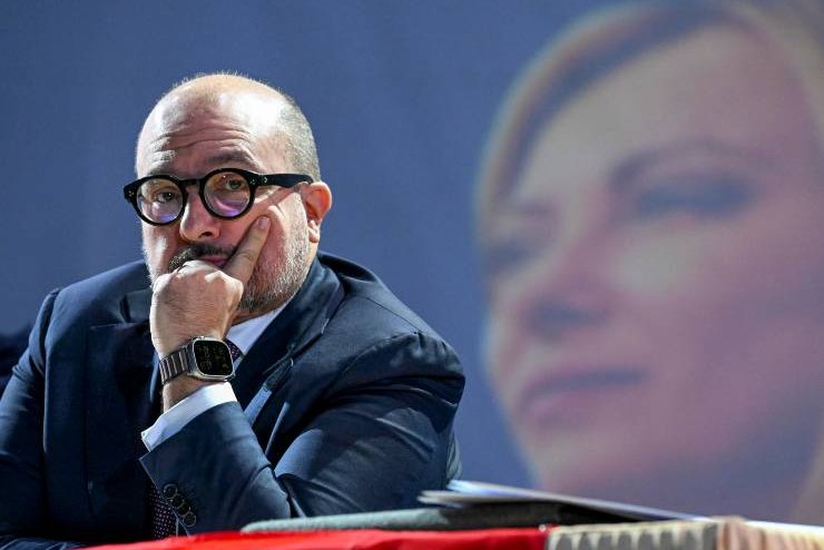 Sangiuliano e Meloni sullo sfondo