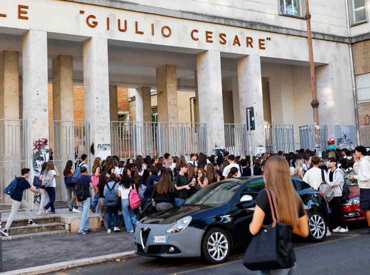 Studenti fuori dalla scuola