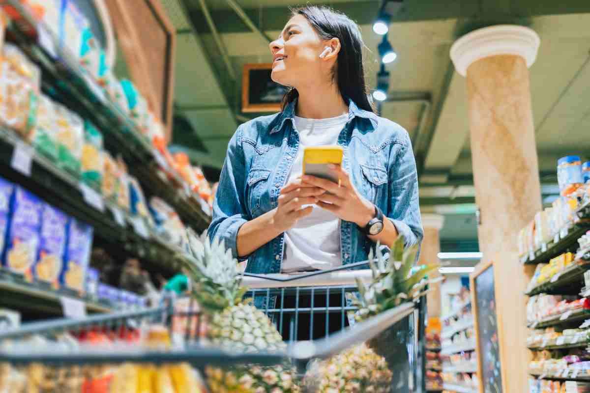 Ragazza al supermercato