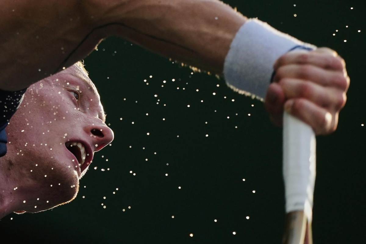 Temperature estreme, umidità e mancanza d’ossigeno. Il torneo Atp a rischio tragedia. E Djokovic si sente male