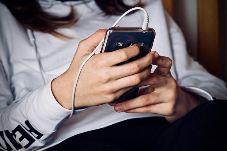 Adolescenti con smartphone
