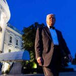 Trump che esce dalla Casa Bianca