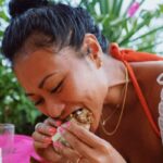Una donna mangia a tavola
