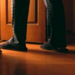 Uomo che cammina in casa