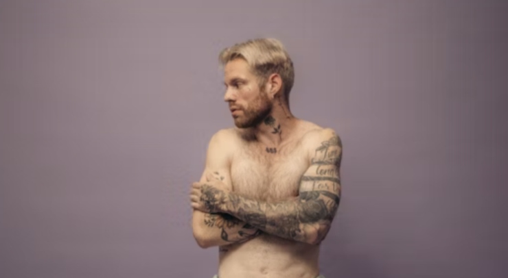 Uomo nudo in casa