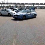 Un posto di blocco della polizia al casello dell'autostrada