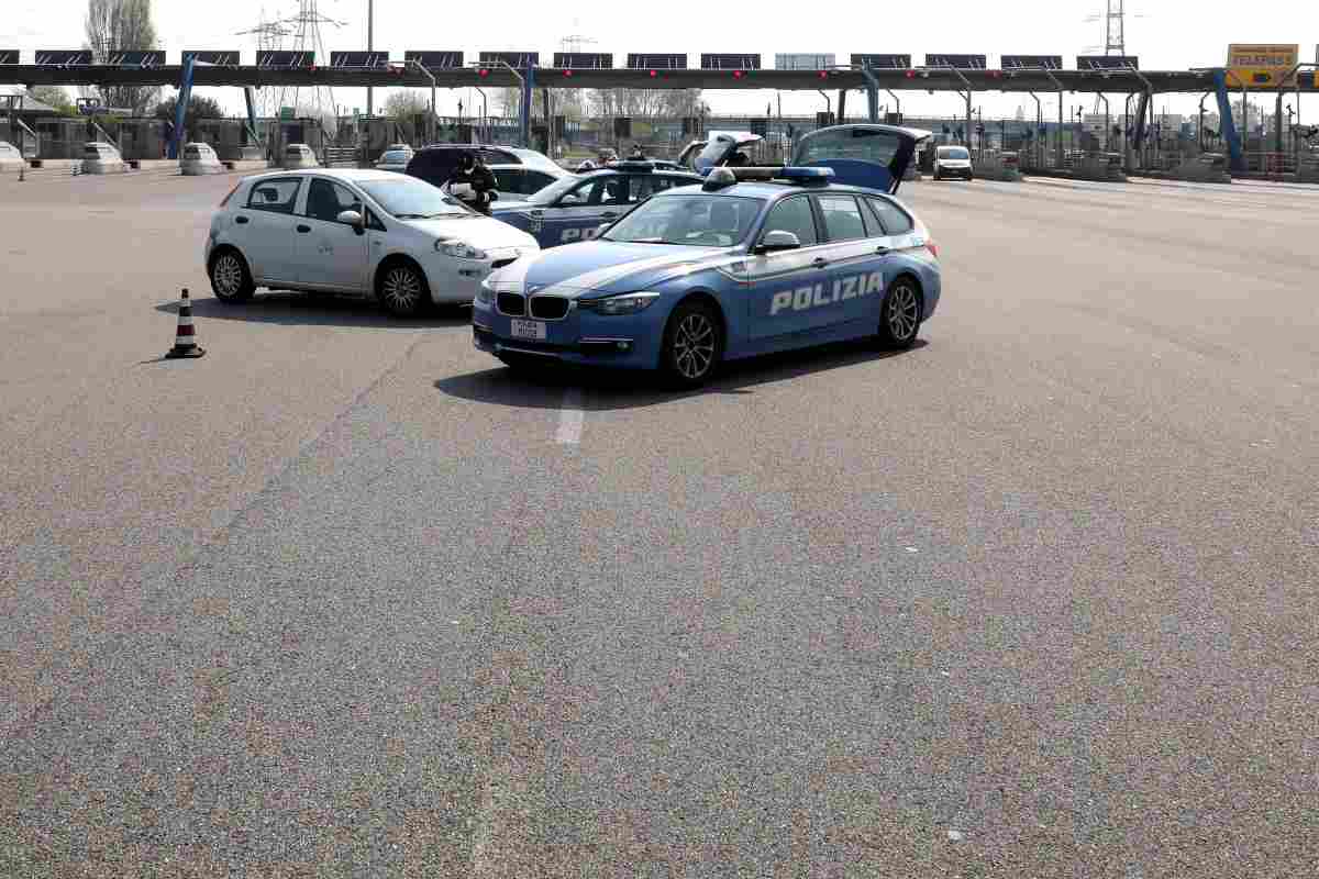 Scende dalla macchina per pagare il casello, l’auto impazzisce e parte con la moglie dentro: tragedia sfiorata