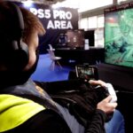 Un giovane ragazzo mentre si mette a giocare davanti alla console