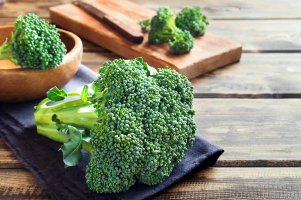 broccoli sul piano della cucina