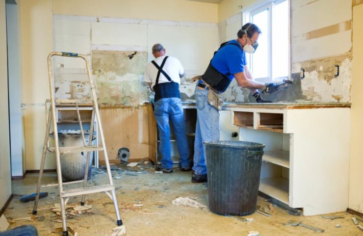 operai che ristrutturano un appartamento