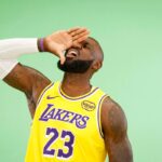 LeBron James durante una gara dove ha segnato l'ennesimo record