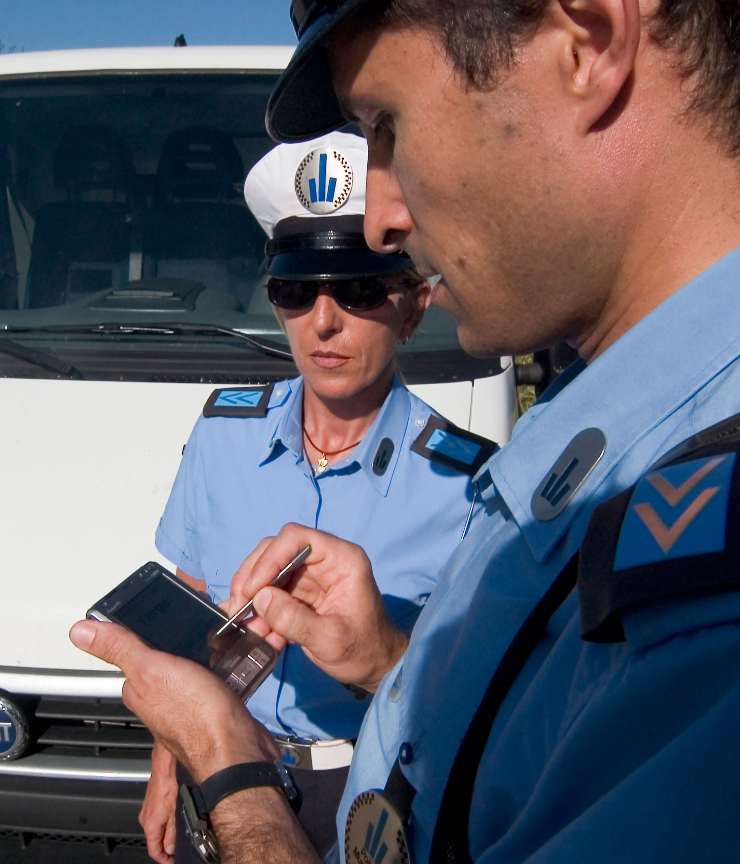 Due vigili che fanno le multe