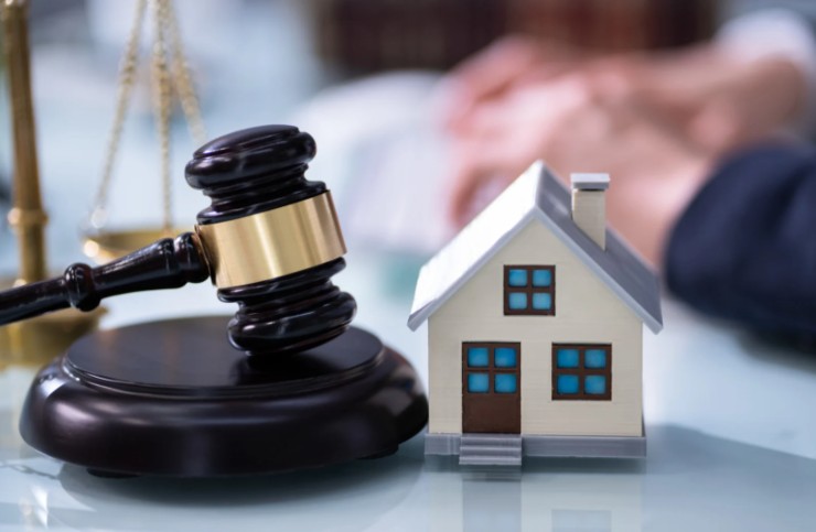 martelletto del giudice e casetta in miniatura