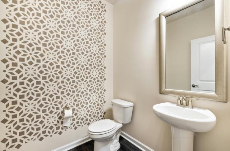 bagno con carta da parati su una parete