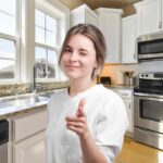 Cucina e donna fa l'occhiolino