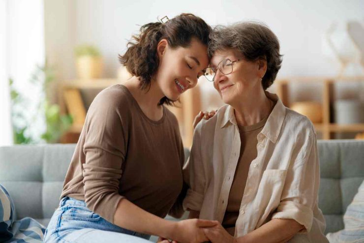 Abbraccio mamma e figlia 